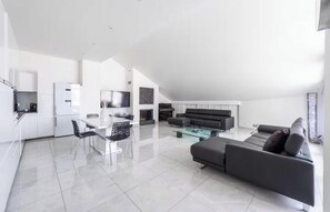 Living area - EXCEPTIONAL PENTHOUSE APARTMENT IN THE VERY HEART OF CANNES (Cannes)