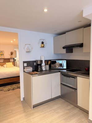 Private kitchen - Vrbo Property (Cannes)