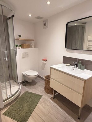 Bathroom - Vrbo Property (Cannes)