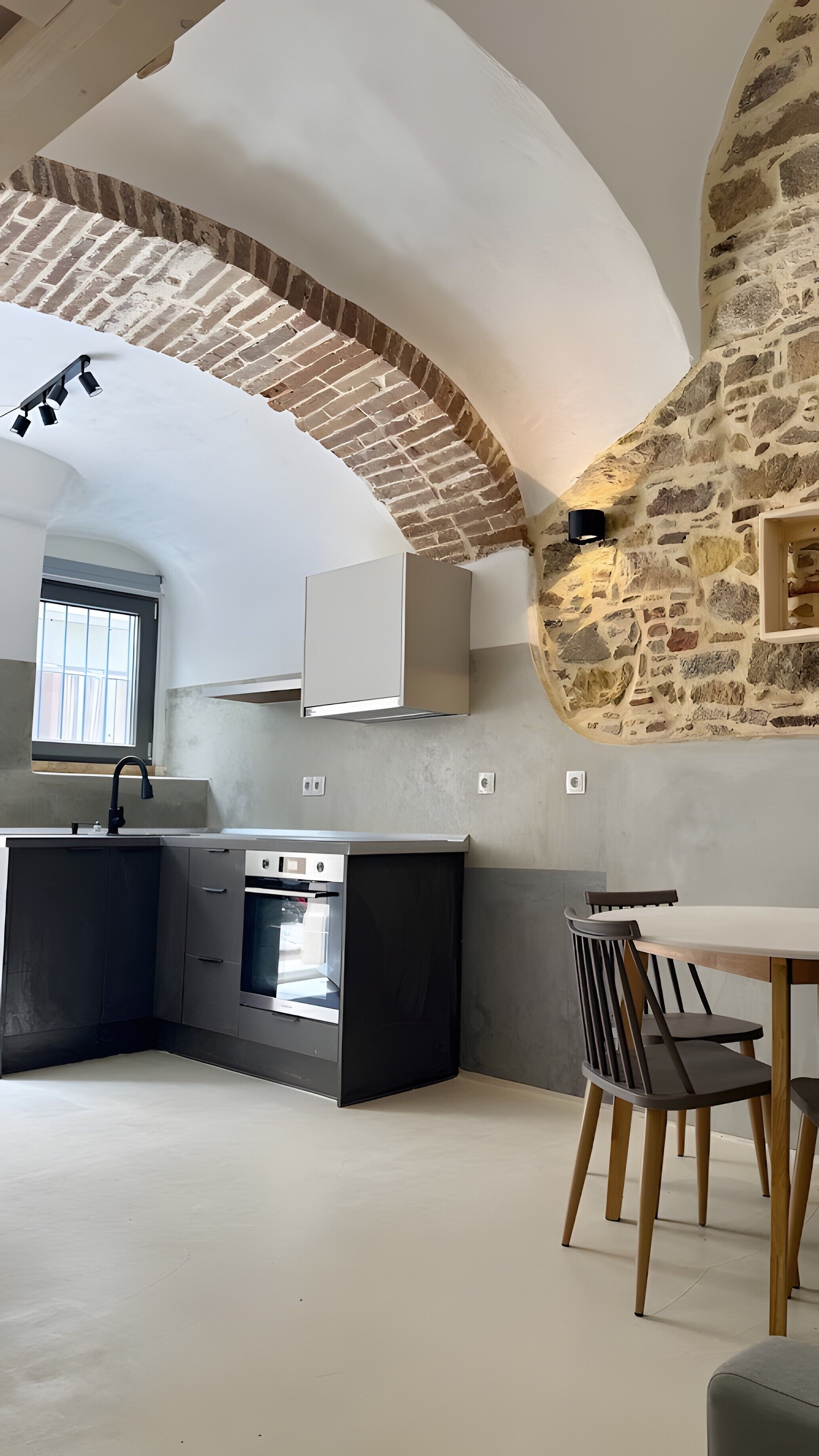 Fridge, oven, stovetop, coffee/tea maker