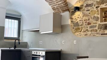 Fridge, oven, stovetop, coffee/tea maker