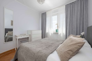 2 Schlafzimmer, Schreibtisch, Bügeleisen/Bügelbrett, Reisekinderbett