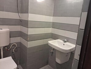 Habitació doble Deluxe, vistes a la ciutat | Bany | Dutxa, articles de tocador gratuïts i tovalloles 