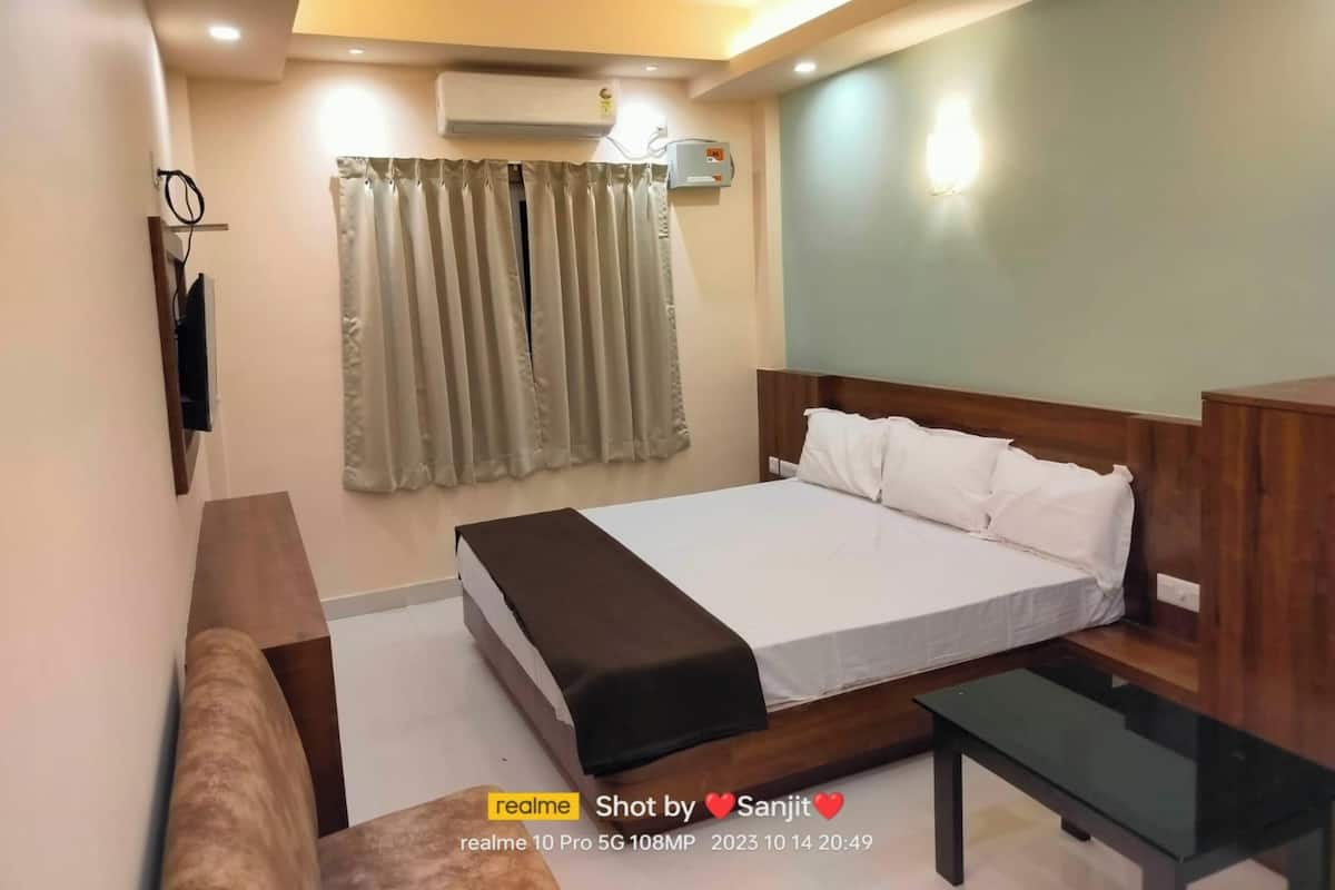 Deluxe Double Room, City View | Desk, free WiFi