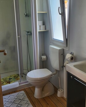 A bathroom with a toilet, shower, sink, and a window. - Mobile Home 'Kućica Br. 2 Zelena' with Sea View, Wi-Fi and Air Conditioning (Živogošće)