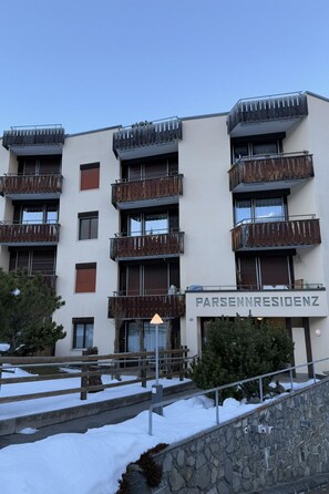A multi-story building with balconies, a stone wall, and a sign reading 'PARSENNRESIDENZ'. - Parsennresidenz 403 Appartement/Fewo, Dusche oder Bad, WC 2½-Zimmerwohnung by Interhome (Davos)