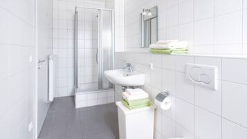 Dusche, Haartrockner, Handtücher