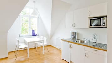 Cafetière/bouilloire, réfrigérateur, micro-ondes, plaque de cuisson