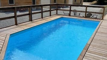10 outdoor pools