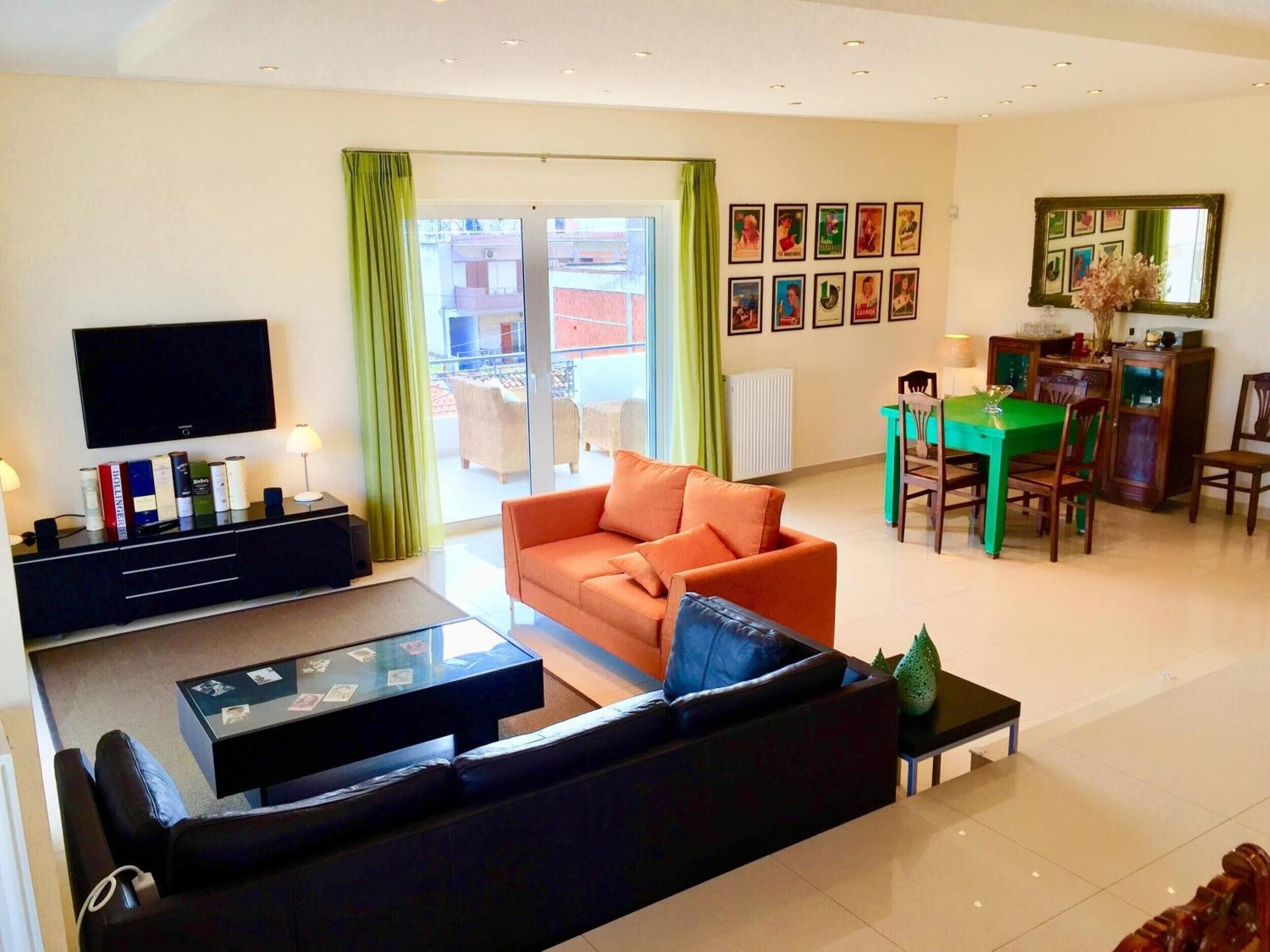 TV, DVD player, mesa de pingue-pongue, aparelho de som