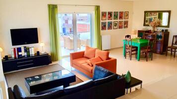 TV, DVD player, mesa de pingue-pongue, aparelho de som
