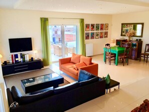 Fernseher, DVD-Player, Tischtennisplatte, Stereoanlage