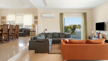 TV, DVD player, table tennis, stereo