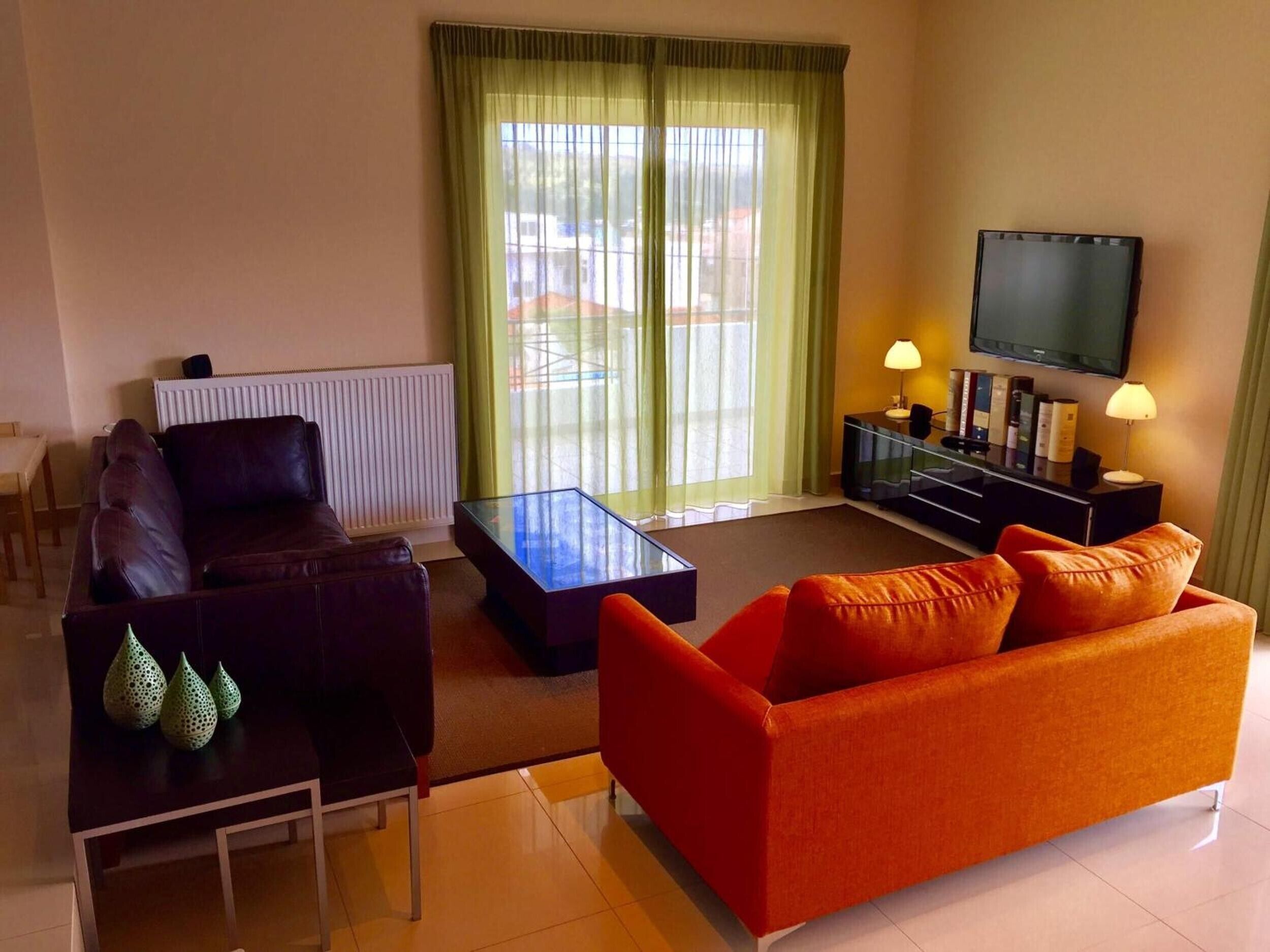 TV, lettore DVD, tavolo da ping pong, impianto stereo