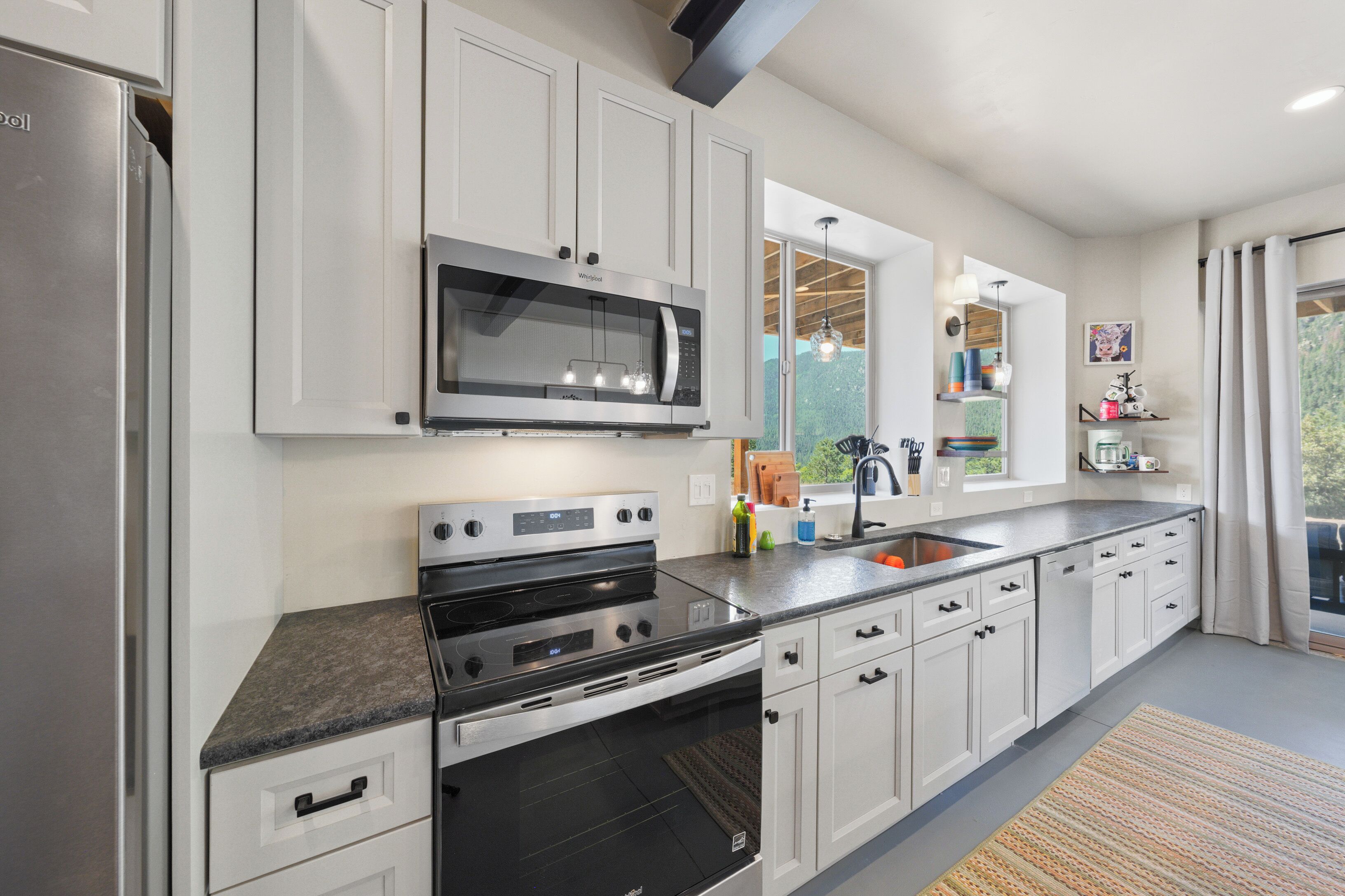 Coffee/tea maker, fridge, microwave, oven