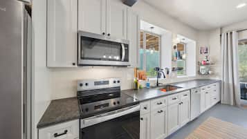 Coffee/tea maker, fridge, microwave, oven