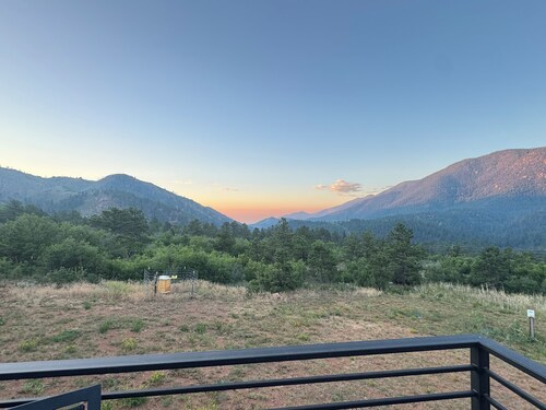 Sunrises and Sunsets in Cascade – Private Drive & Yard in Cascade