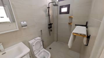 Apartment, 2 Bedrooms, Balcony, Sea View | Bathroom