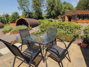 Outdoor dining - Gortin Glen Glamping Pod 1 (Omagh)