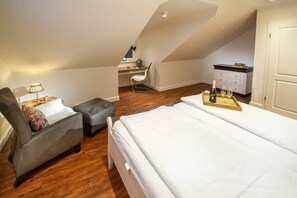 Ein Schlafzimmer mit einem Bett, einem Schreibtisch und einem Stuhl.