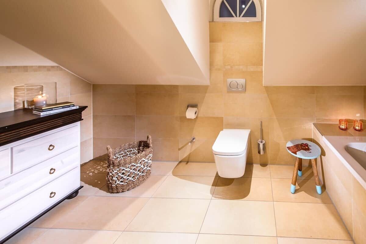 Un baño moderno con inodoro, lavamanos y tocador.
