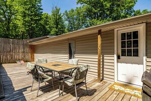 Outdoor dining - Cozy Retro Mid-Century Vibes 2BR Villa TYS UT (Louisville)