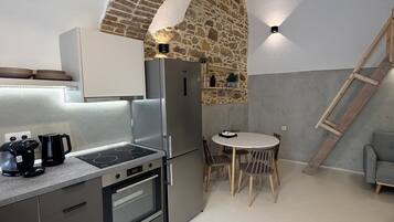 Réfrigérateur, four, plaque de cuisson, cafetière/bouilloire