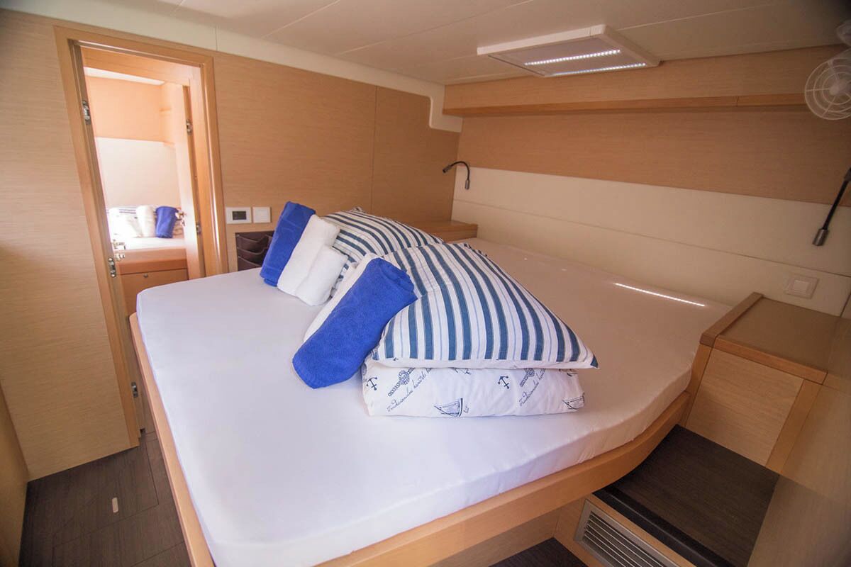 Habitación pequeña con cama, un escritorio y un armario.