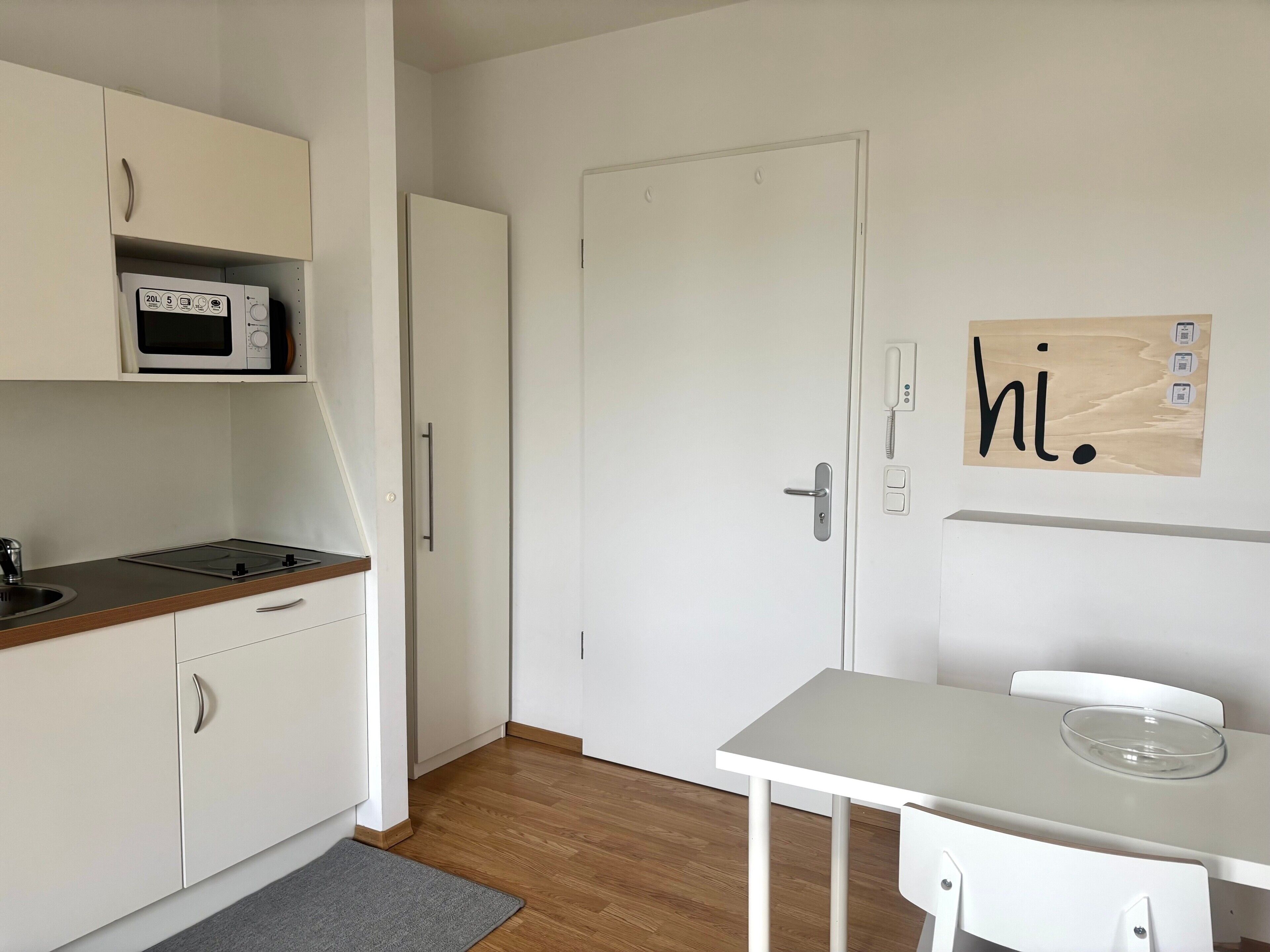 Coffee/tea maker, fridge, microwave, stovetop