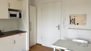 Coffee/tea maker, fridge, microwave, stovetop