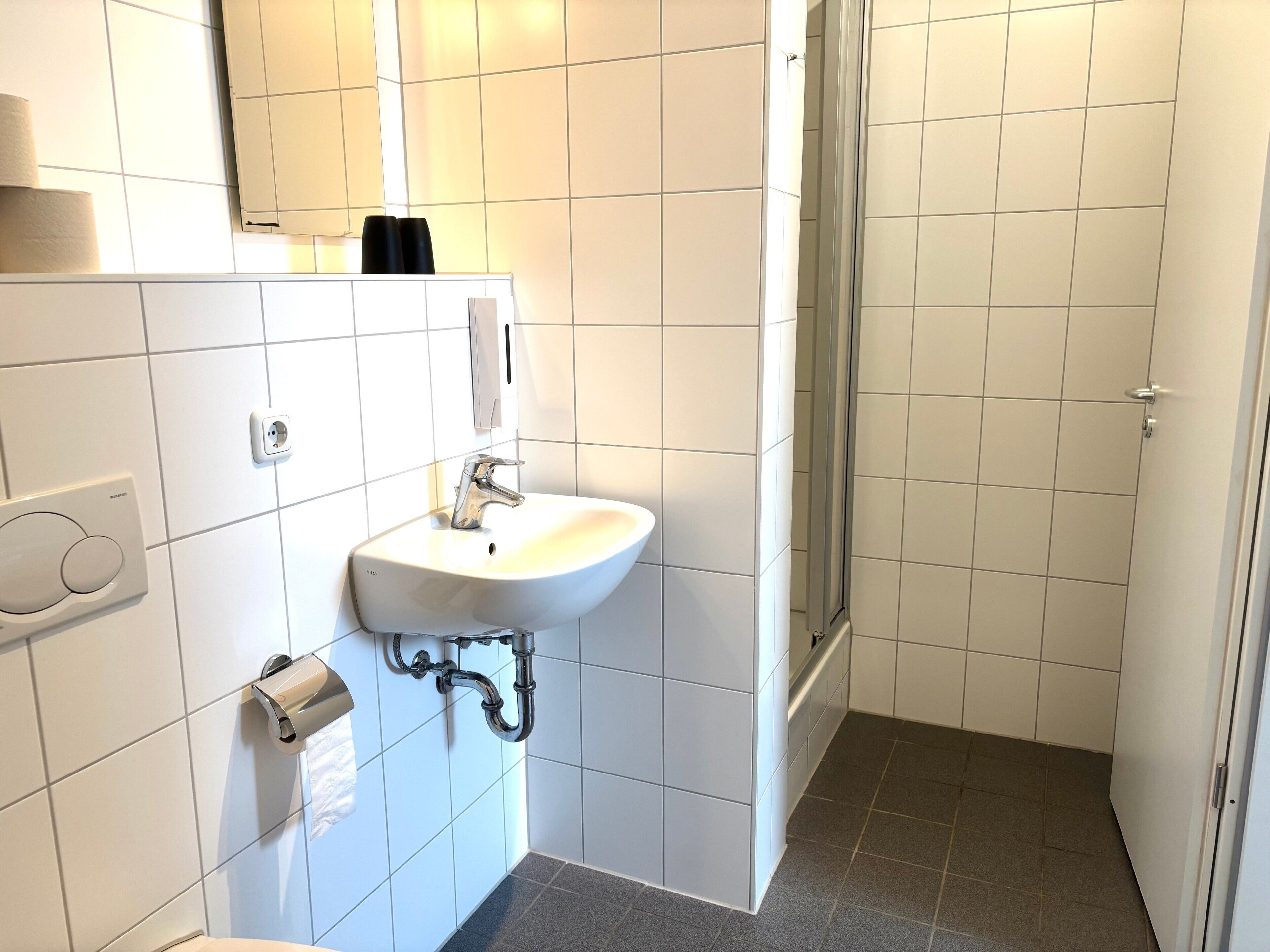 Suihku, hiustenkuivaaja, pyyhkeet