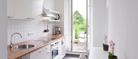 Wasserkocher mit Kaffee-/Teezubehör, Kühlschrank, Mikrowelle, Ofen