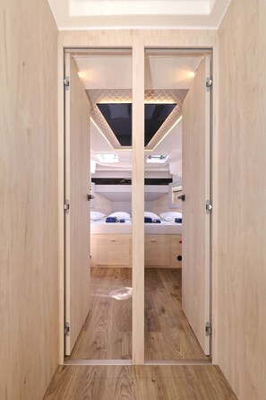 A room with a bunk bed, wooden flooring, and a skylight. - Sun-Kissed Sailing Adventure in Zadar, Croatia (Bibinje)