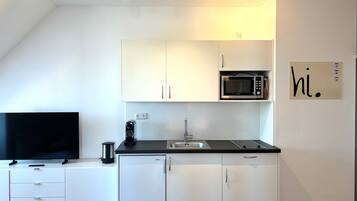 Refrigerador, microondas, parrilla de estufa y cafetera y tetera