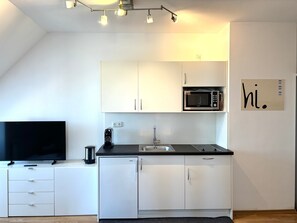 Wasserkocher mit Kaffee-/Teezubehör, Kühlschrank, Mikrowelle, Herdplatte