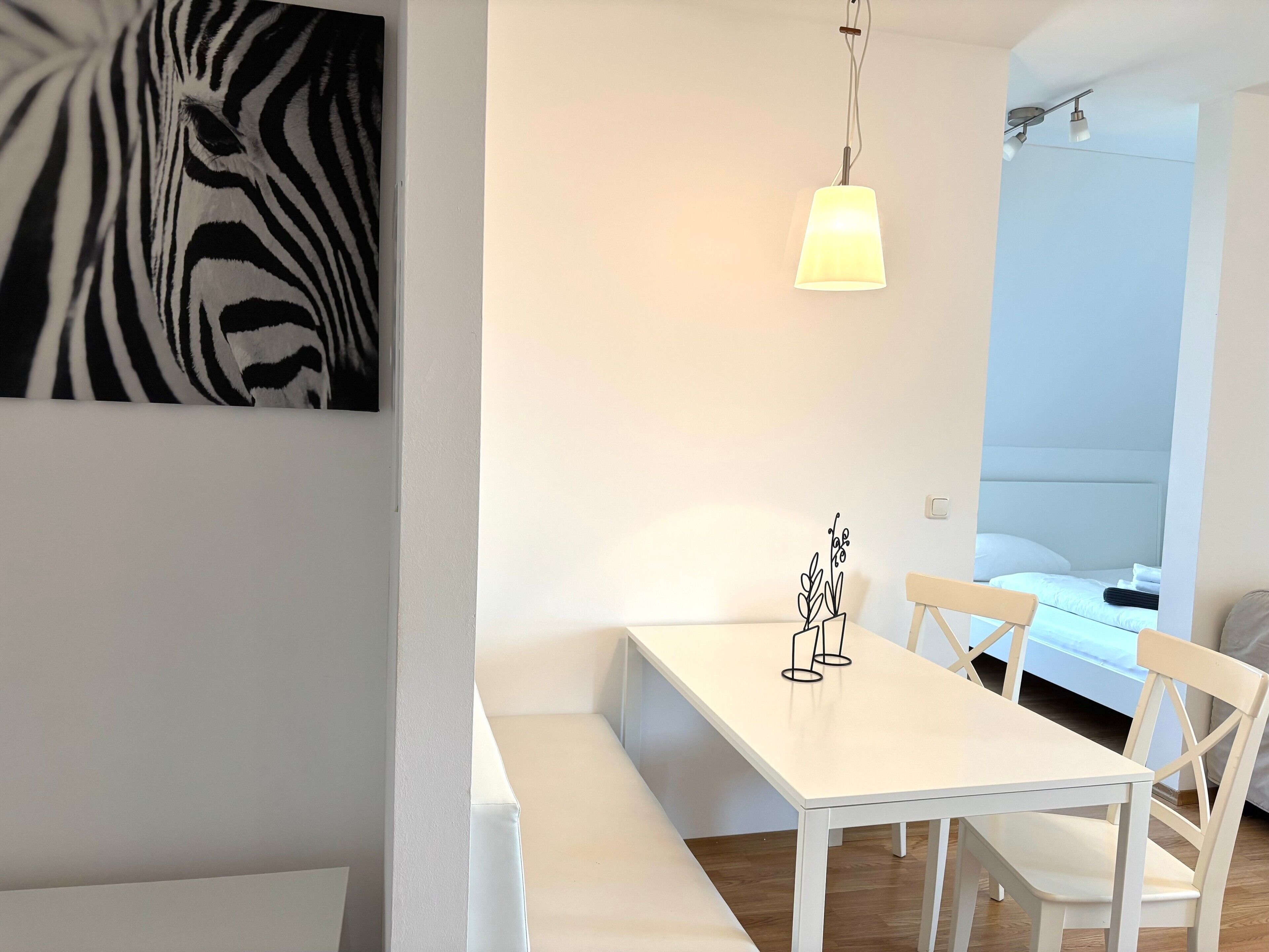 Tabla de planchar con plancha, wifi y ropa de cama 