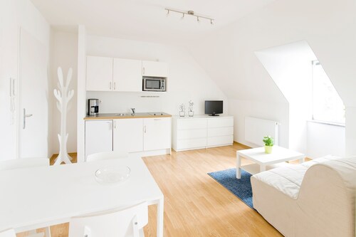 City, Country, River Studio Apartment '3'