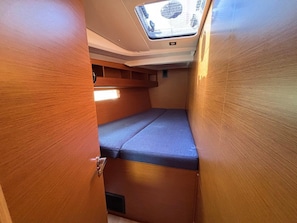 Ein gemütliches Blockhaus mit Etagenbett, einer Dachfensterkuppel und einem kleinen Fenster.