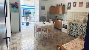 A kitchen with a dining table, chairs, a ceiling fan, and a tiled floor. - Blue Dream Balestrate (Balestrate)