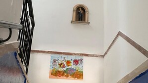 A staircase with a hand-painted mural of marine life and a small statue above it. - Blue Dream Balestrate (Balestrate)