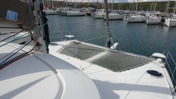 Un port de plaisance où sont amarrés de nombreux voiliers.