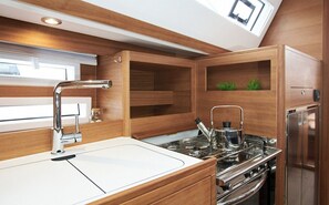 Private kitchen - Sun-Kissed Sailing Adventure in Split, Croatia (Kaštel Gomilica)