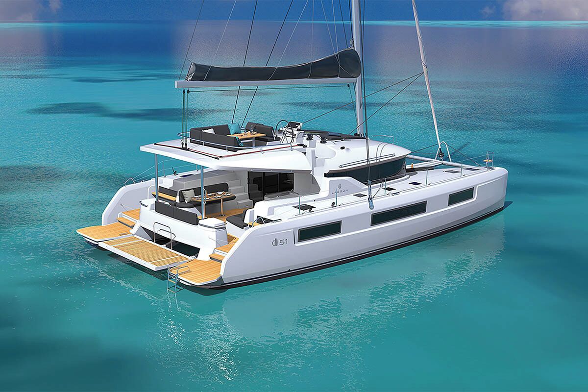 Uno yacht bianco con una zona coperta, un'area salotto e il numero 51 sullo scafo.