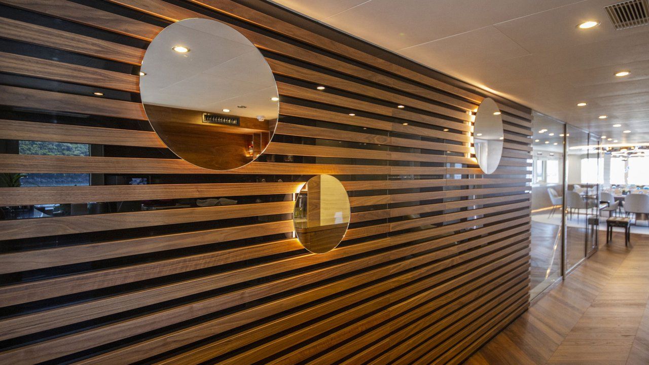 Un intérieur moderne avec des lambris en bois et des miroirs ronds.