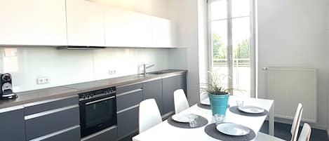 Kaffetrakter/tekoker, kjøleskap, mikrobølgeovn og ovn