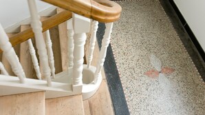A wooden staircase with white balusters and a wooden handrail. - Stadt Land Fluss Apartment 2 (Regensburg)