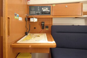 Un mueble de madera con una radio, un mapa y un teléfono.
