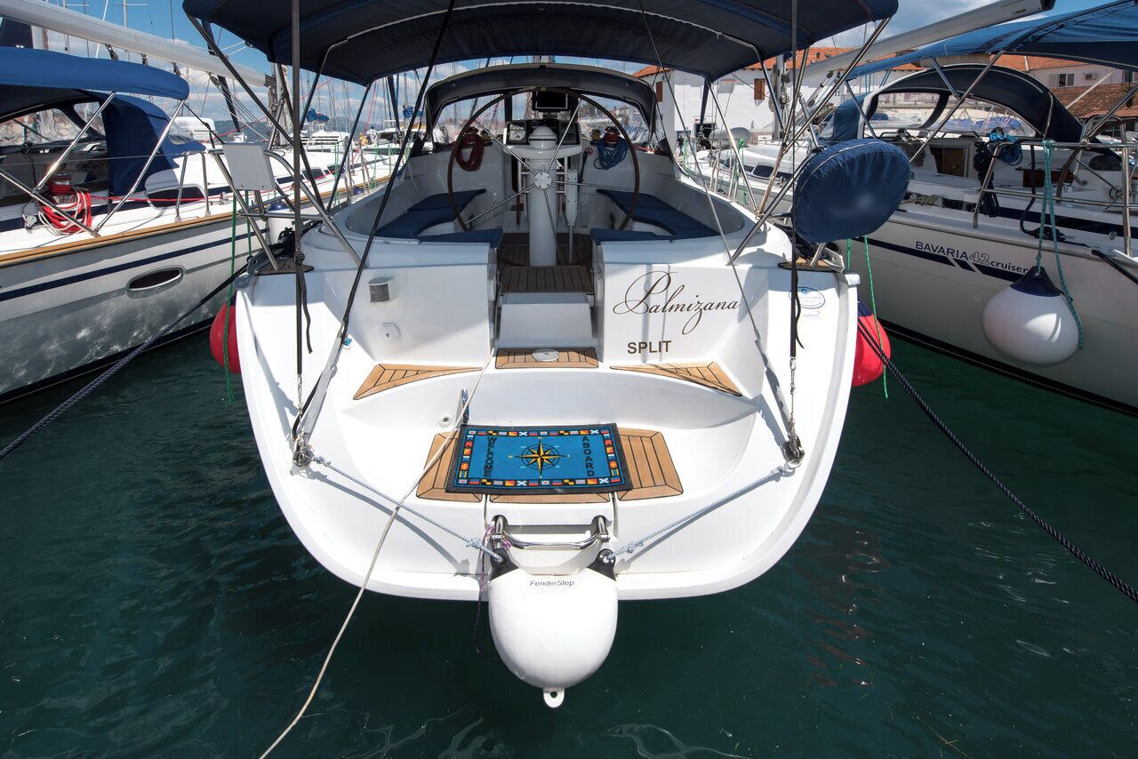 Ein Boot mit Steuerpult und dem Schriftzug 'Bavaria 42 cruiser' an der Seite.