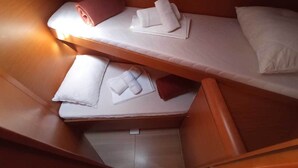 Una cabaña con dos literas, cada una con una almohada y una toalla enrollada.