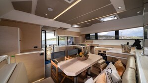 Un intérieur moderne comprenant un coin repas, une cuisine et un espace détente.